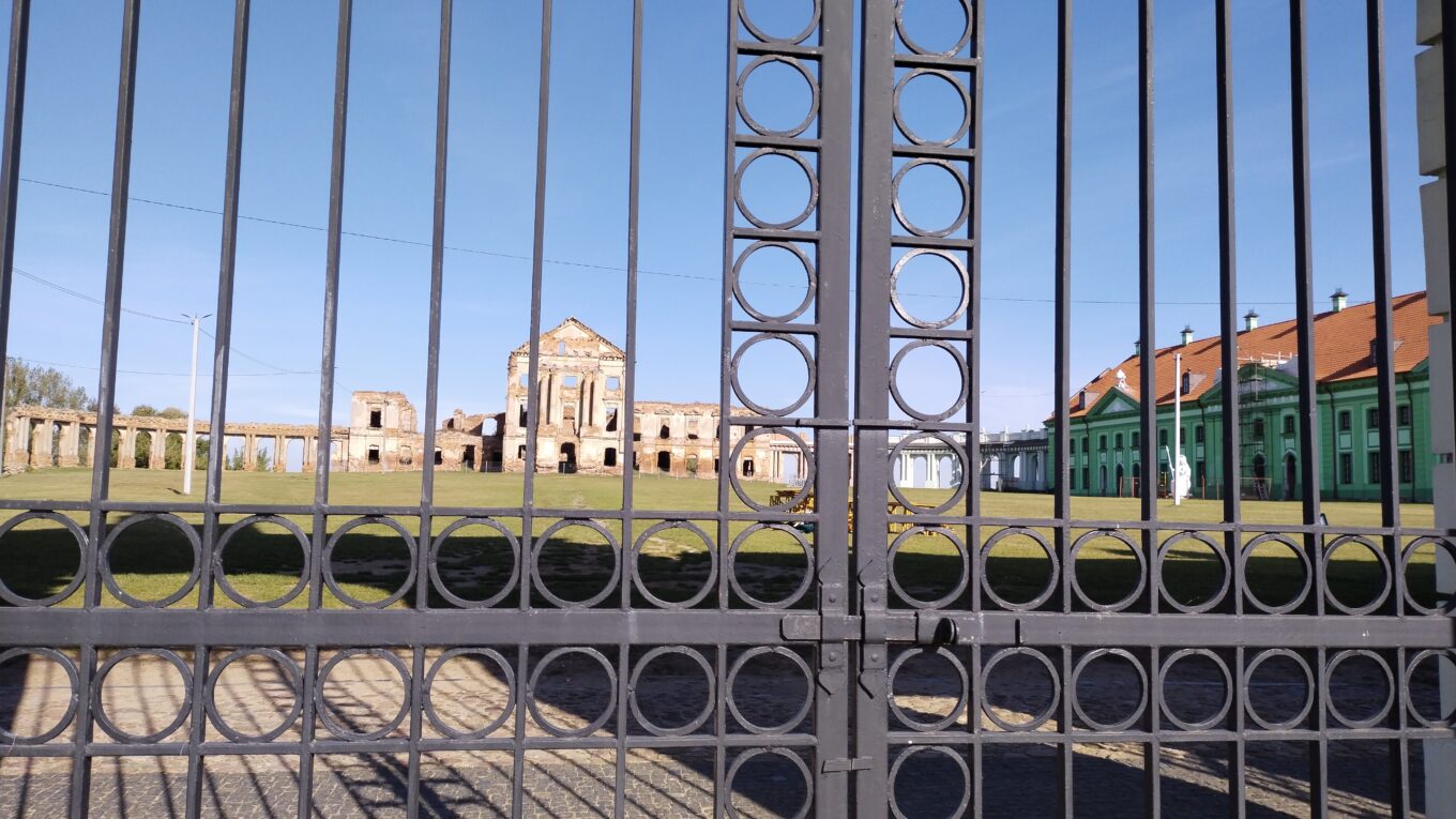 Дворец Сапег в Ружанах